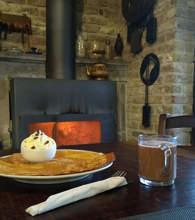 Bezoekers op het erf in het najaar