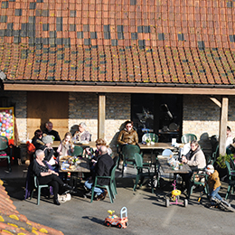Het zonnige terras van de cafetaria